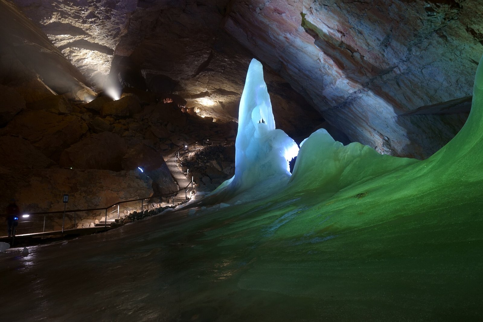 Entdecken Sie die Magie der Dachstein Eishöhle in Österreich - Obertraun | Secret World Trip Planner