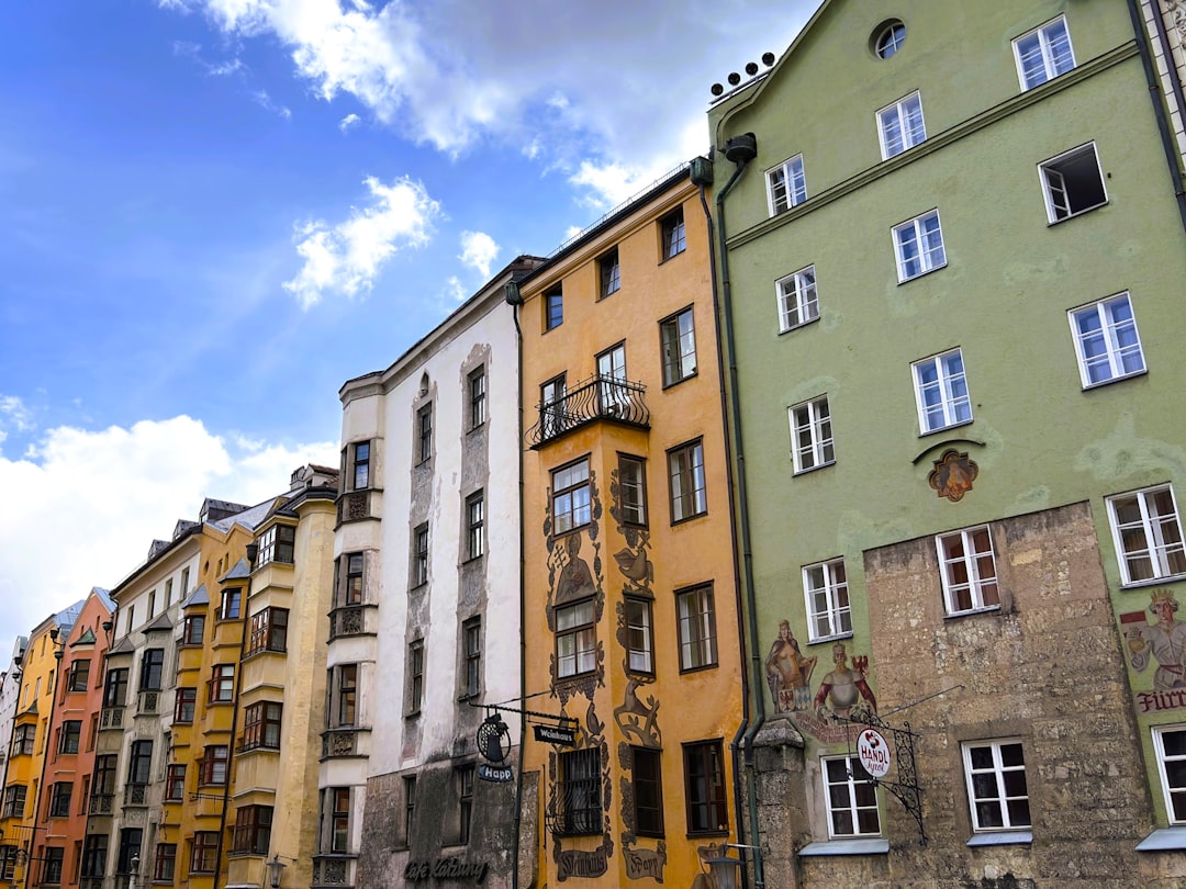 インスブルック旧市街を発見：チロルの心の歴史と美しさ - Innsbruck | Secret World Trip Planner