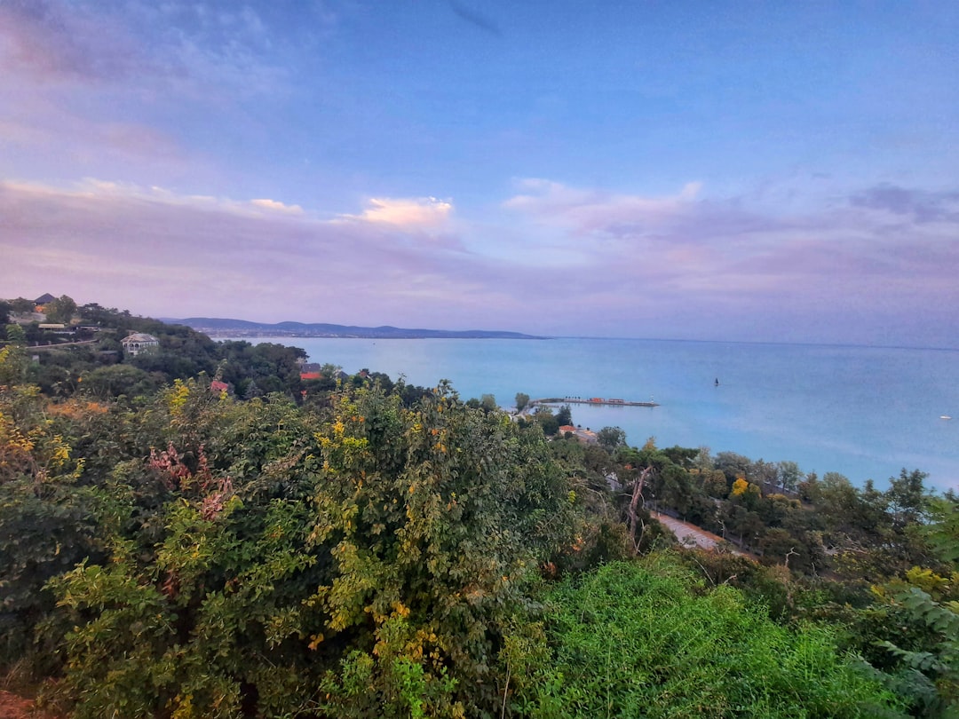 发现巴拉顿湖：匈牙利的自然天堂 - Balatonfüred | Secret World Trip Planner