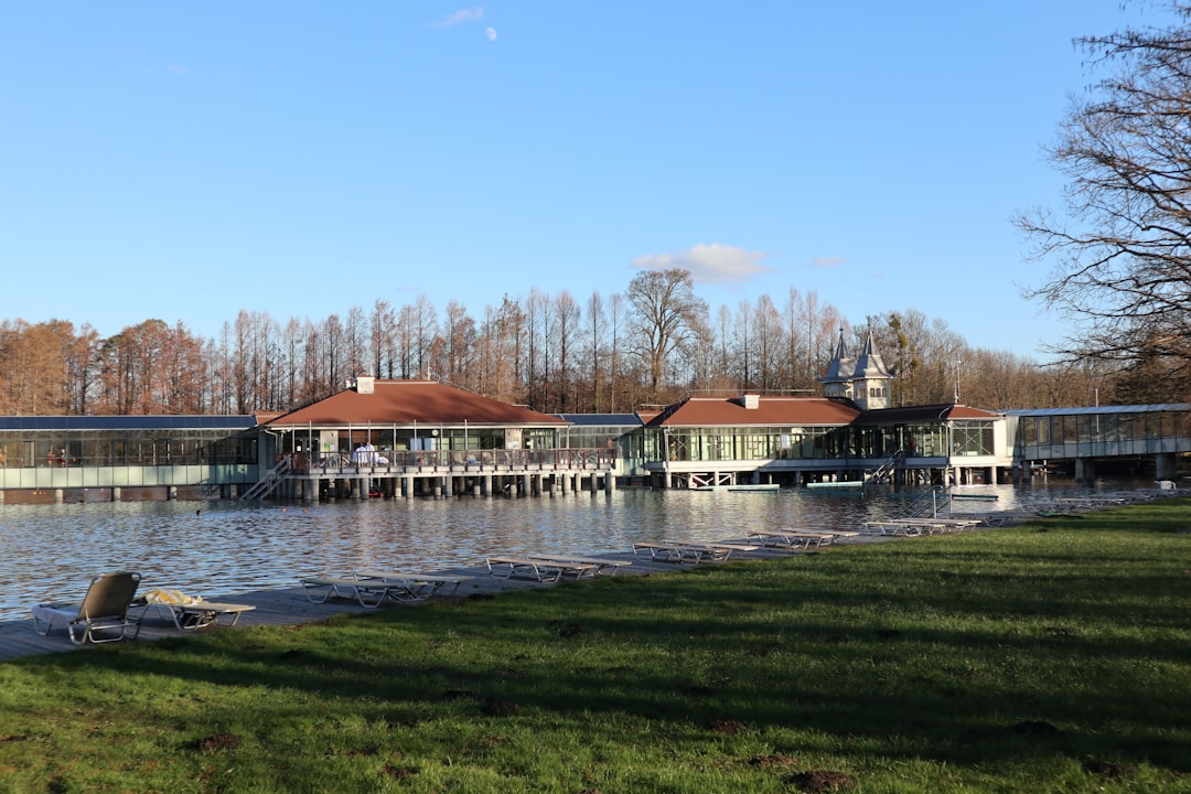 Scopri il Lago Termale di Hévíz: Un Paradiso di Relax in Ungheria - Hévíz | Secret World Trip Planner