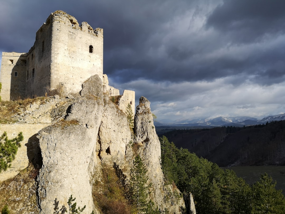 Esplorando il Castello di Palanok: Storia e Bellezza - Zakarpats'ka oblast | Secret World Trip Planner