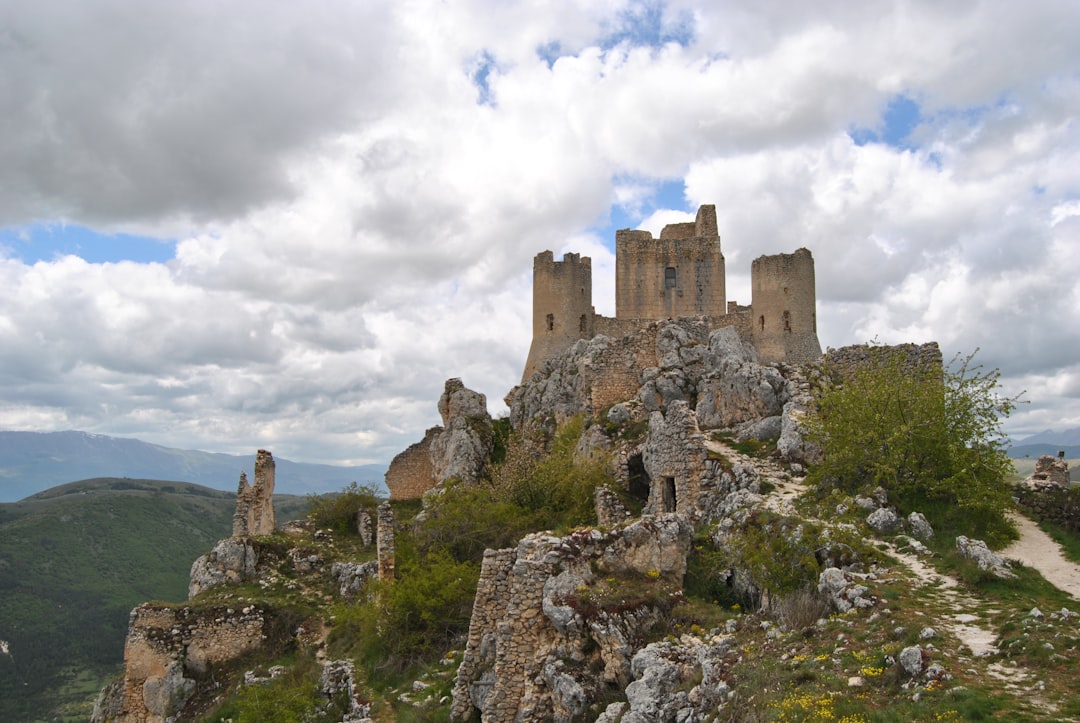 Explorando o Castelo de Palanok: História e Beleza - Zakarpats'ka oblast | Secret World Trip Planner