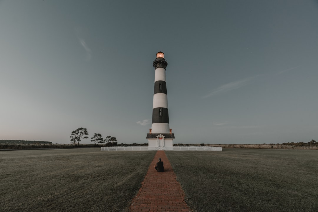 Descubre el Faro de Bodie Island: un Viaje en el Tiempo - Nags Head | Secret World Trip Planner