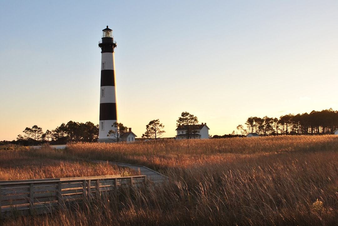 Descubra o Faro de Bodie Island: Uma Viagem no Tempo - Nags Head | Secret World Trip Planner
