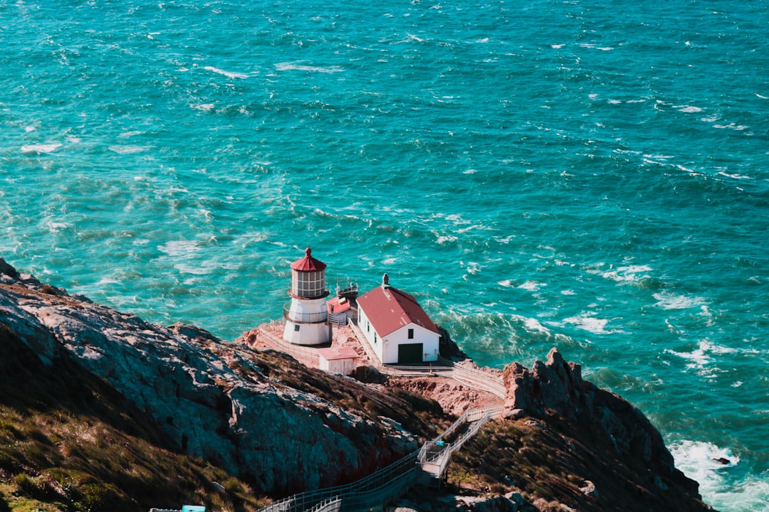 Descubre el Faro de Point Reyes: historia y mar - Inverness | Secret World Trip Planner