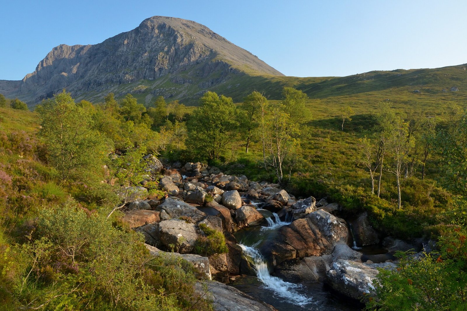 Descubre Ben Nevis: la cima más alta de Escocia - Polldubh | Secret World Trip Planner