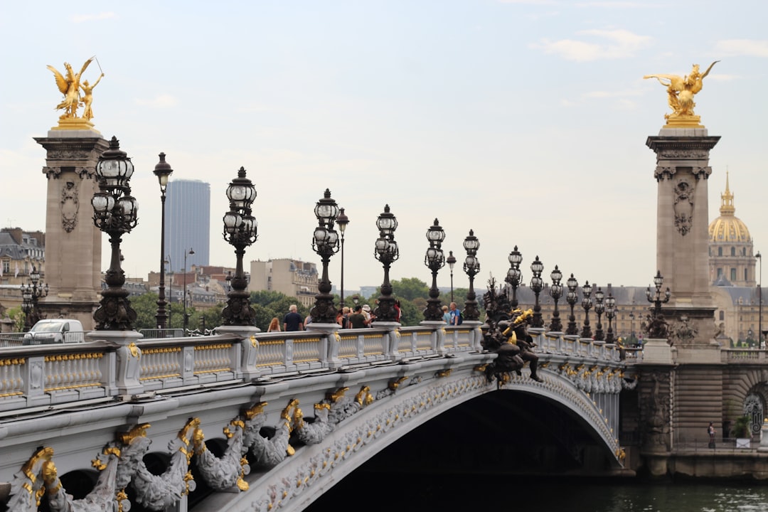 アレクサンドル3世橋：パリの傑作 - Pont Alexandre III | Secret World Trip Planner