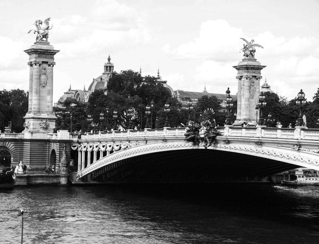 アレクサンドル3世橋：パリの傑作 - Pont Alexandre III | Secret World Trip Planner