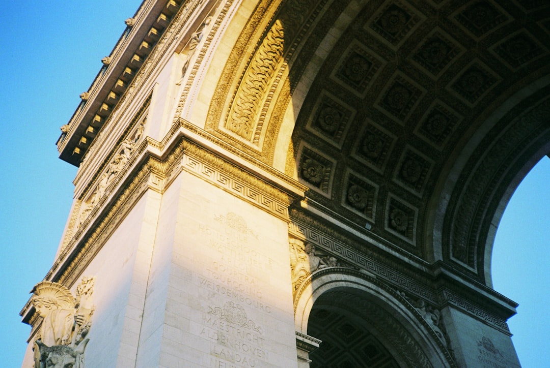 Arco di Trionfo del Carosello: Un Ponte Tra Storia e Bellezza - Pl. du Carrousel | Secret World Trip Planner