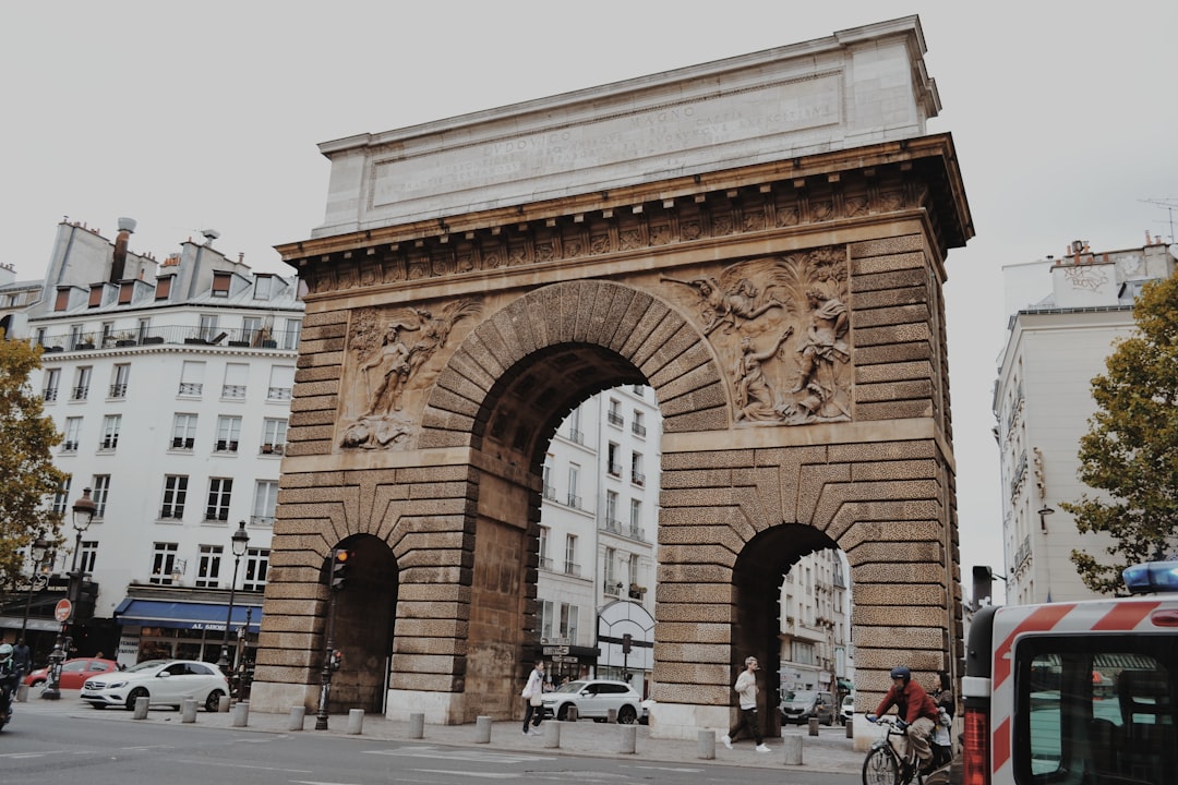 Arc de Triomphe du Carrousel : Un Pont entre Histoire et Beauté - Pl. du Carrousel | Secret World Trip Planner
