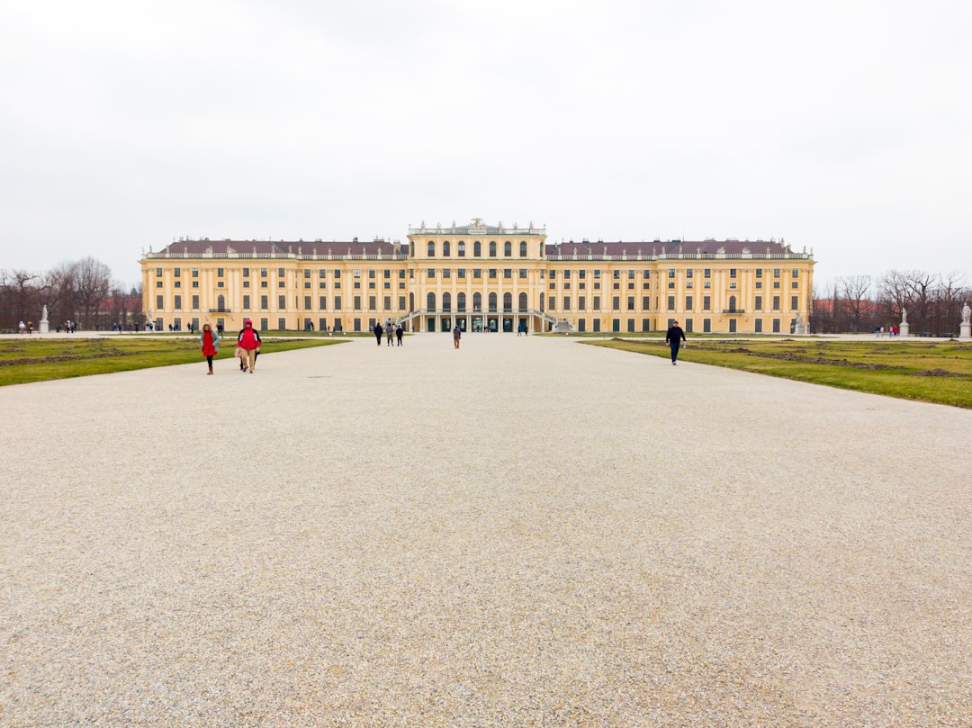 Vistas Espectaculares en el Parque del Castillo de Schönbrunn - Schönbrunner Schloßstraße 47 | Secret World Trip Planner