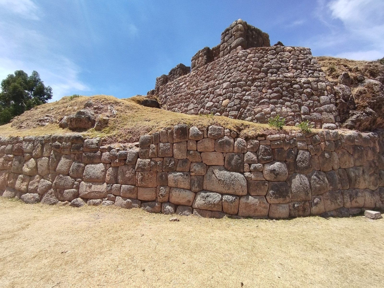 Explore o sítio arqueológico RumiWasi no Peru - Cusco | Secret World Trip Planner