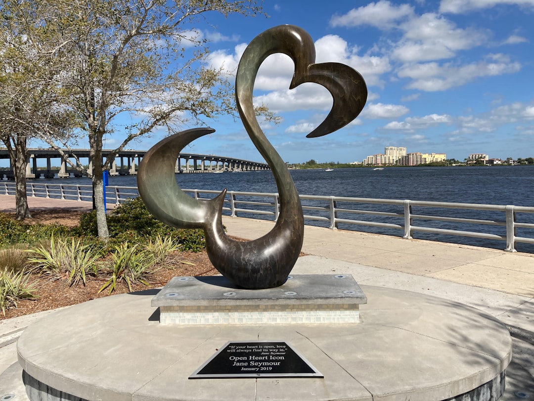 Sculture sul Mare: Arte e Natura a Surry Hills - 302/61 Marlborough St | Secret World Trip Planner