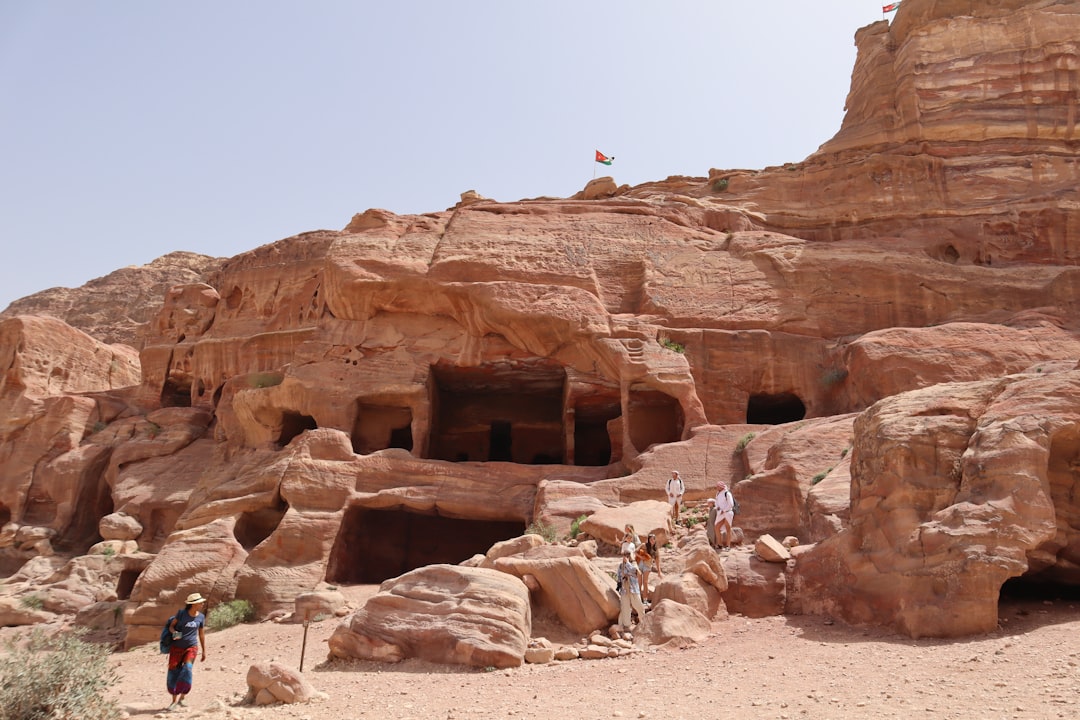 Esplora la Grotta di Lot: un viaggio nella storia della Giordania - 2GW3+P4 Gawr as-Safi | Secret World Trip Planner