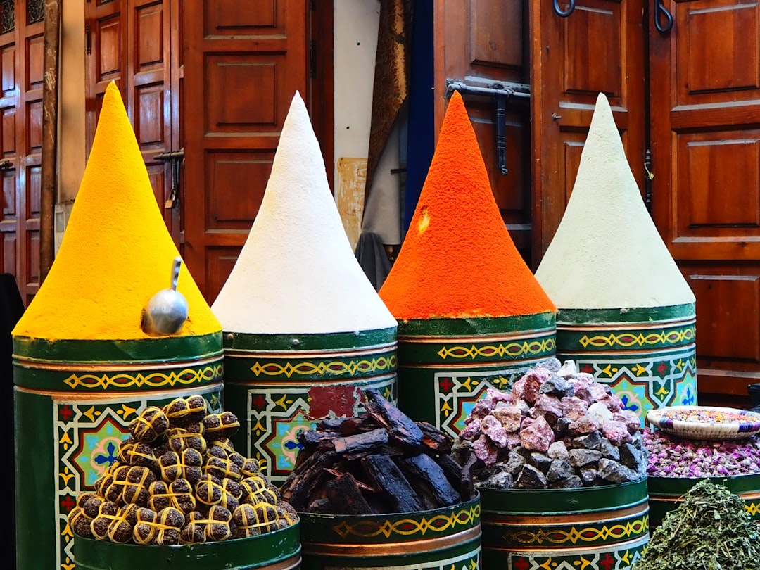 마라케시 수크 탐험: 색과 향의 여행 - J2J6+MG6، طريق سيدي عبد العزيز، Marrakech 40000 | Secret World Trip Planner