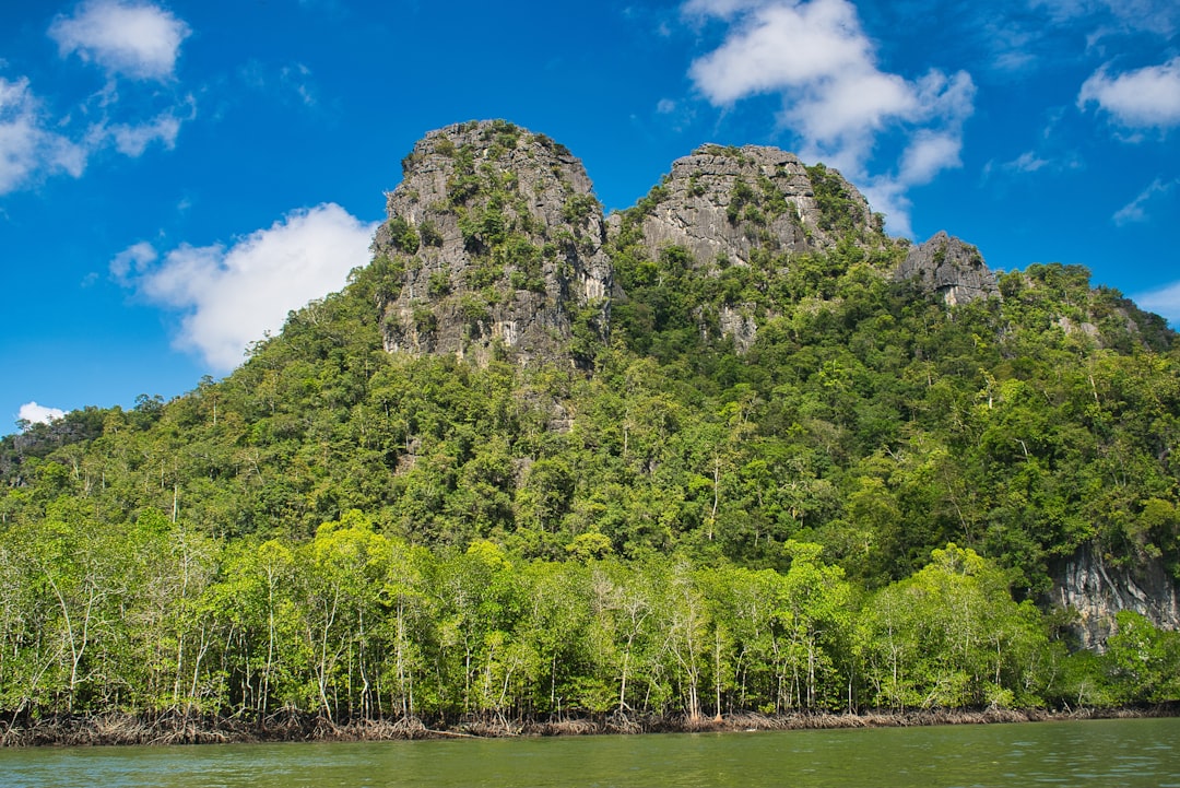 Verborgene Wasserfälle im Khlong Phanom Nationalpark - Amphoe Phanom | Secret World Trip Planner