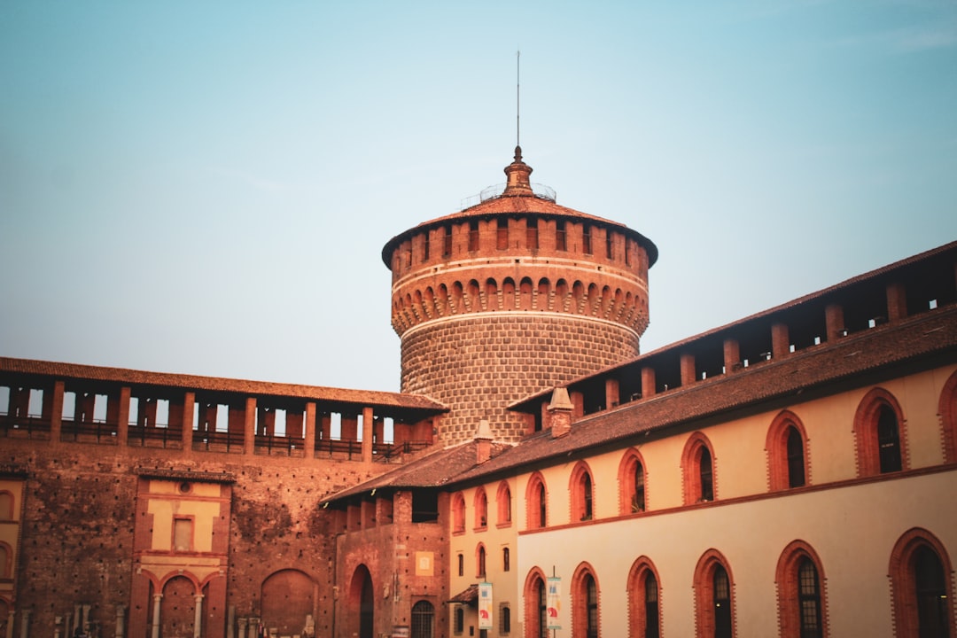 Descubre el Castillo Sforzesco: tesoros ocultos en Milán - Piazza Castello | Secret World Trip Planner