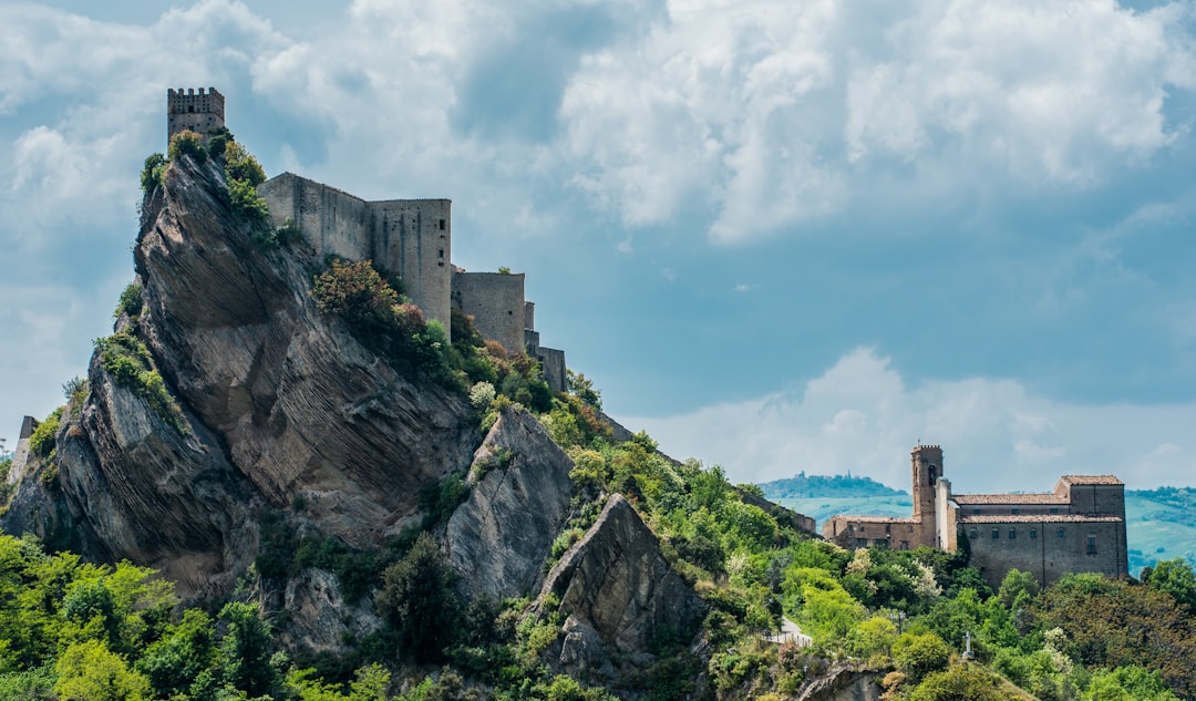 Castello Medioevale Roccascalegna: Eine Zeitreise - Piazza Umberto I | Secret World Trip Planner