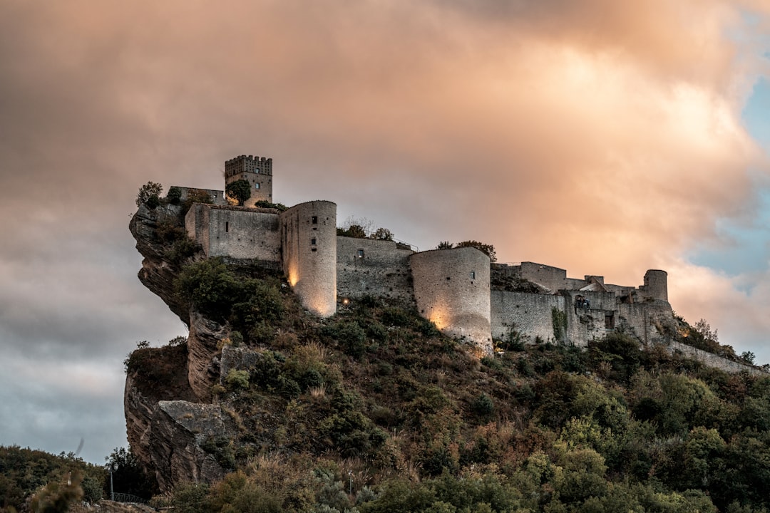 Castello Medieval de Roccascalegna: Un viaje en el tiempo - Piazza Umberto I | Secret World Trip Planner