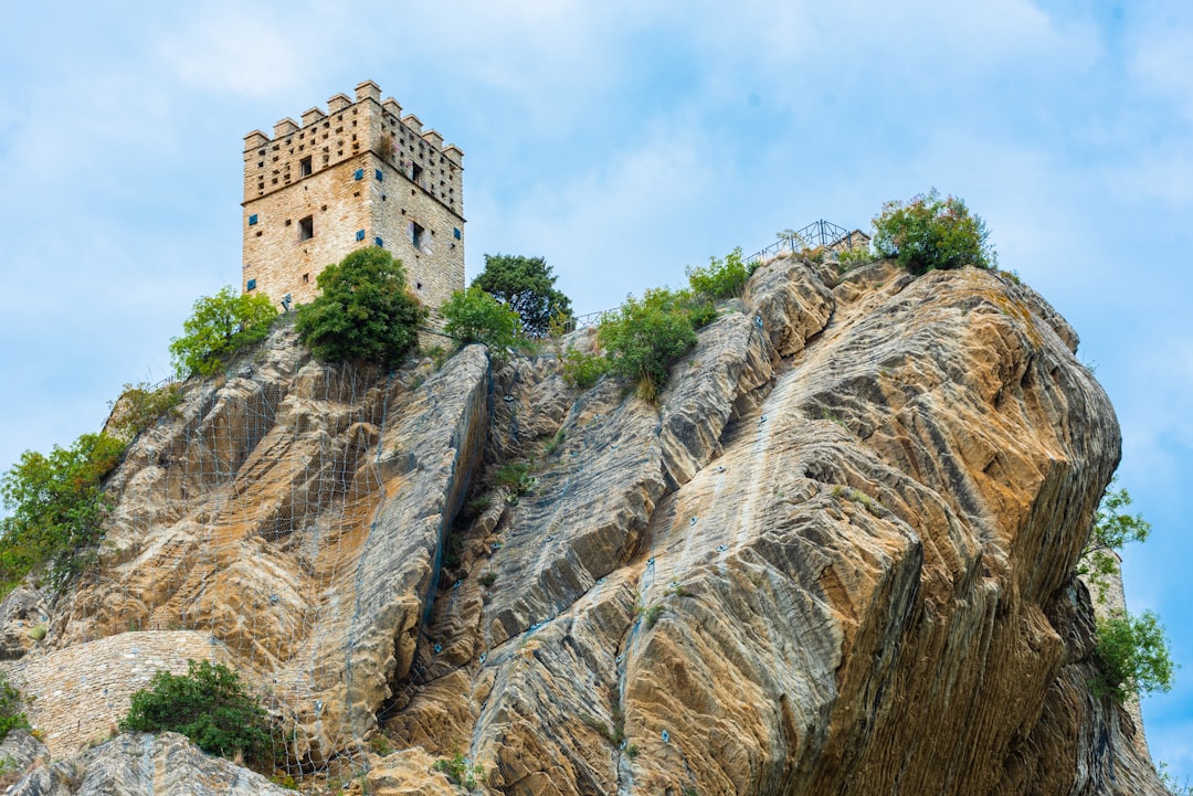 Castelo Medieval de Roccascalegna: Uma Viagem no Tempo - Piazza Umberto I | Secret World Trip Planner