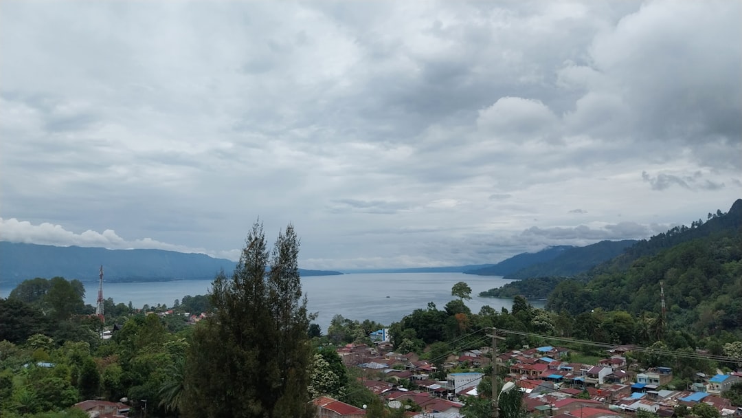 Parapat : Le Trésor Caché du Lac Toba - Simalungun Regency | Secret World Trip Planner