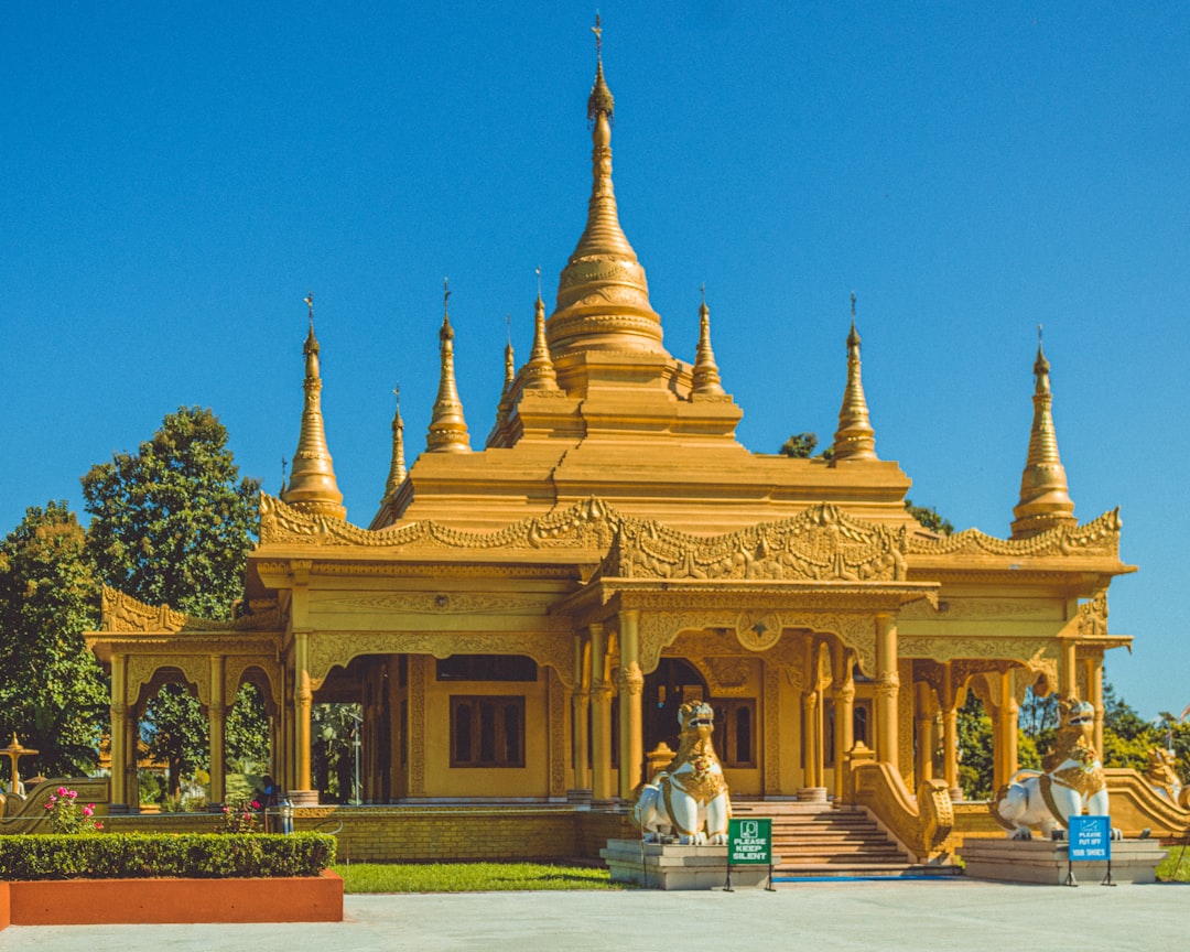 Scoprire il Tempio Buddista Shwenandaw a Mandalay - 2427+7G2 | Secret World Trip Planner