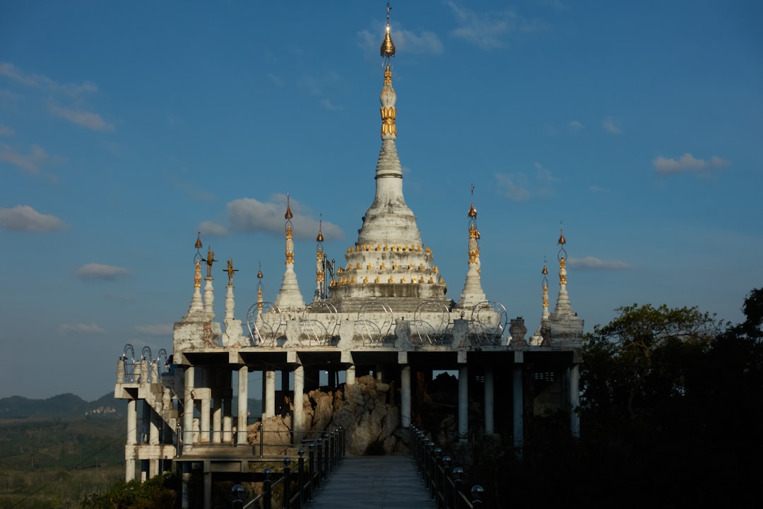 Scoprire il Tempio Buddista Shwenandaw a Mandalay - 2427+7G2 | Secret World Trip Planner