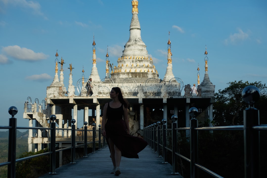 Descubra o Templo Budista Shwenandaw em Mandalay - 2427+7G2 | Secret World Trip Planner