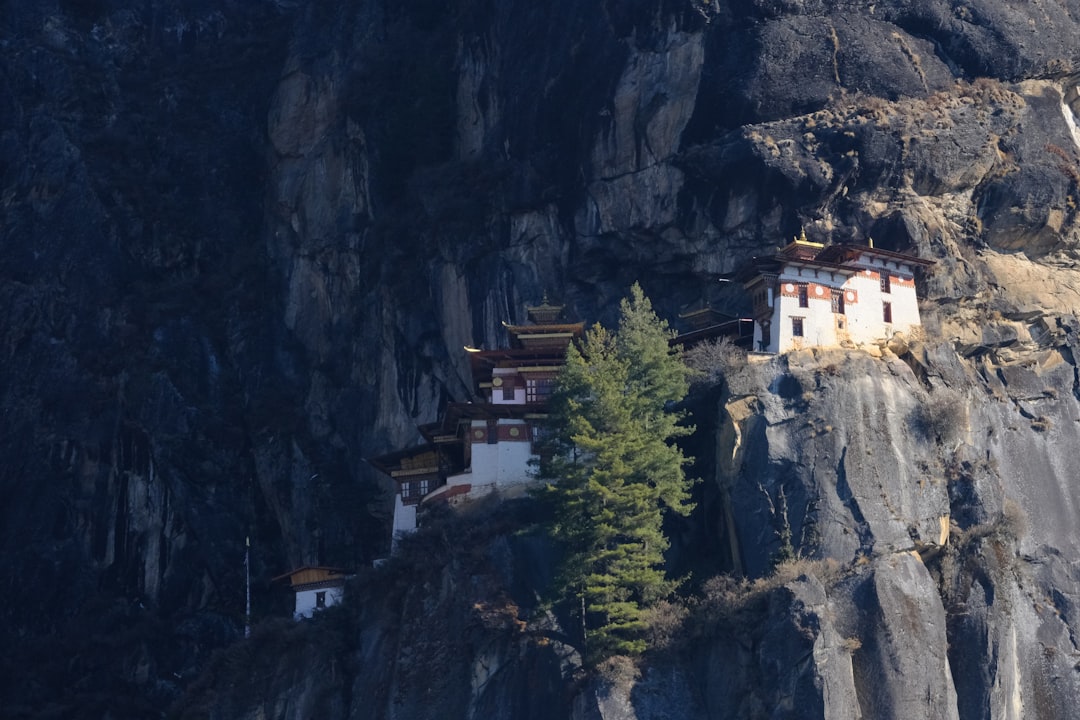 通往塔克岑寺的迷人小径 - Taktsang trail | Secret World Trip Planner