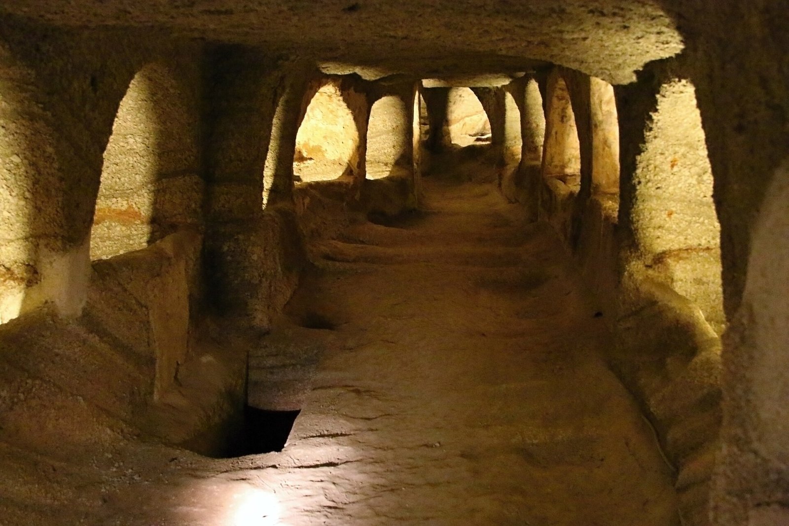 Catacombes de Trypiti : un voyage dans le passé chrétien de Milos — PCPF+WF Milos