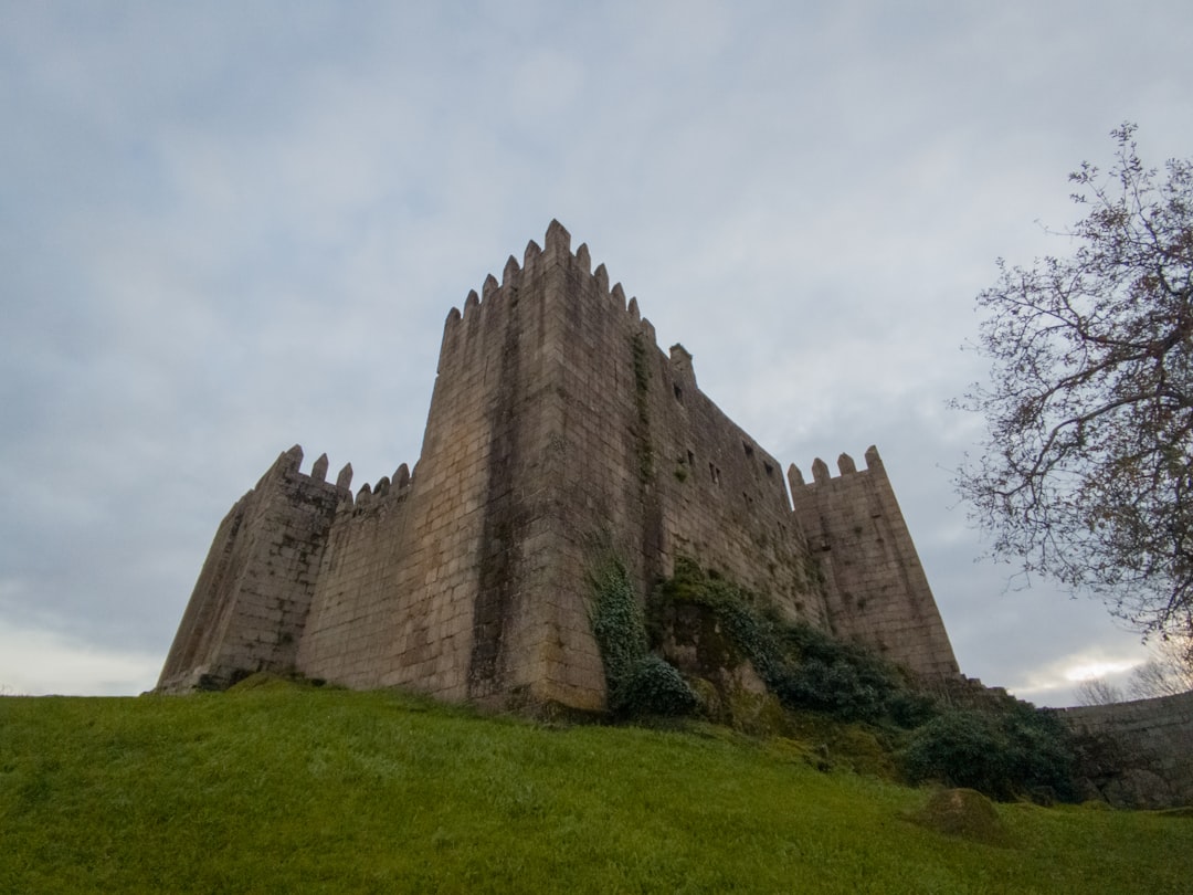 Исследование Castelo do Mau Vizinho в Португалии - Igrejinha | Secret World Trip Planner