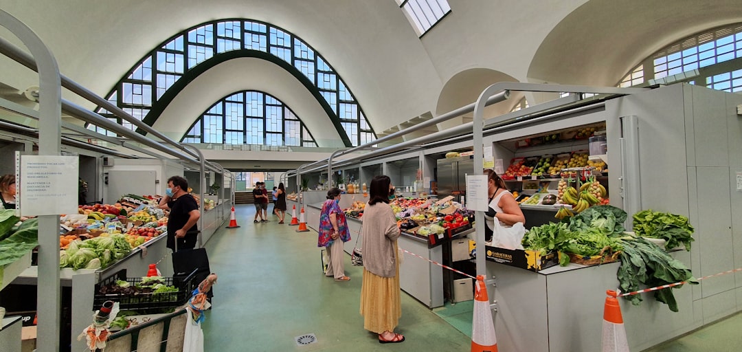 Scopri i Sapori del Marché des Halles a La Roche-sur-Yon - Pl. du Marché | Secret World Trip Planner
