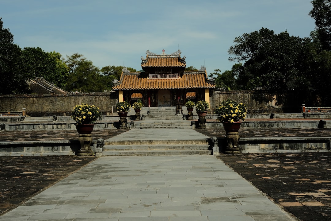 Откройте для себя мавзолей Ту Дык: история и красота во Вьетнаме - Hue | Secret World Trip Planner