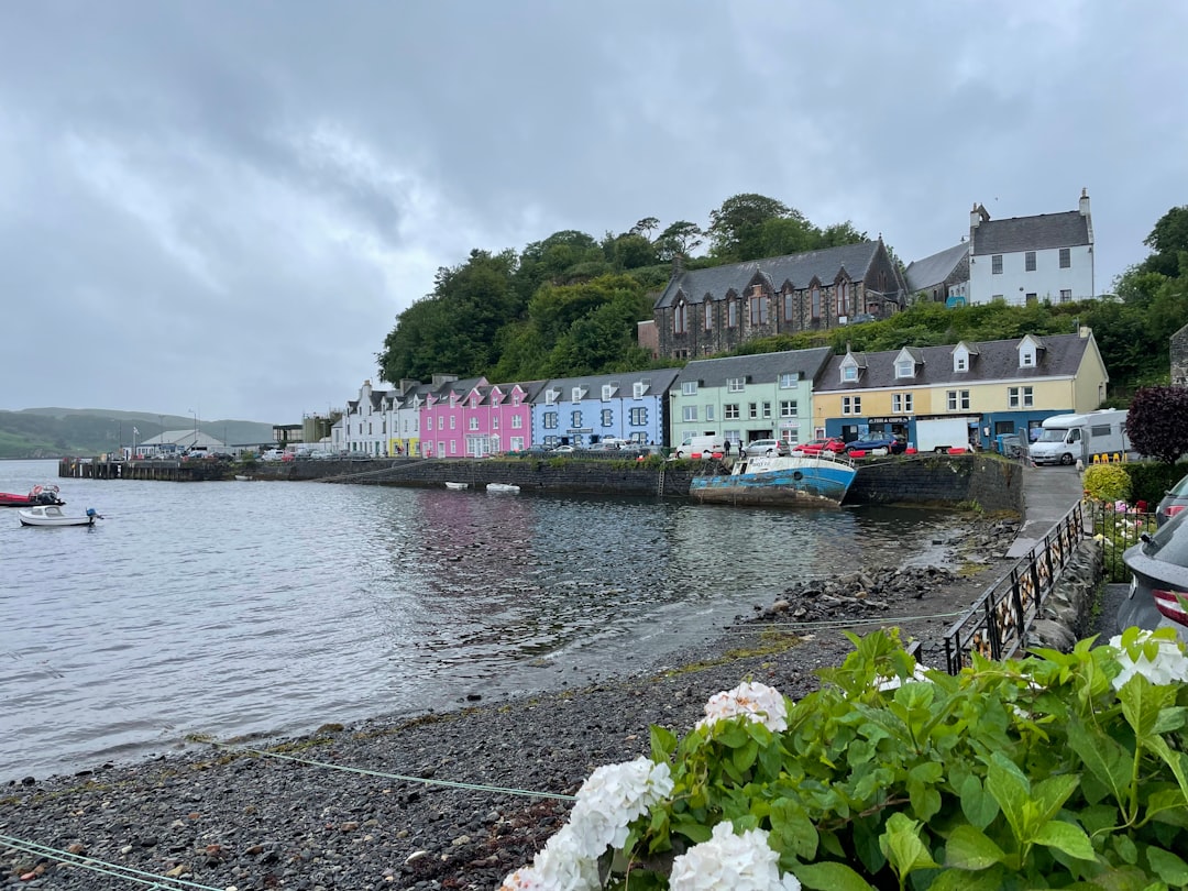Panorami mozzafiato a Portree: un viaggio tra colori e natura - Portree IV51 | Secret World Trip Planner