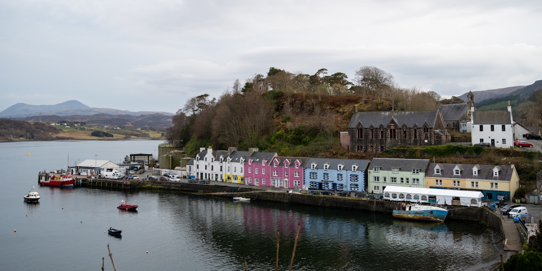 Vistas impresionantes en Portree: colores y naturaleza - Portree IV51 | Secret World Trip Planner