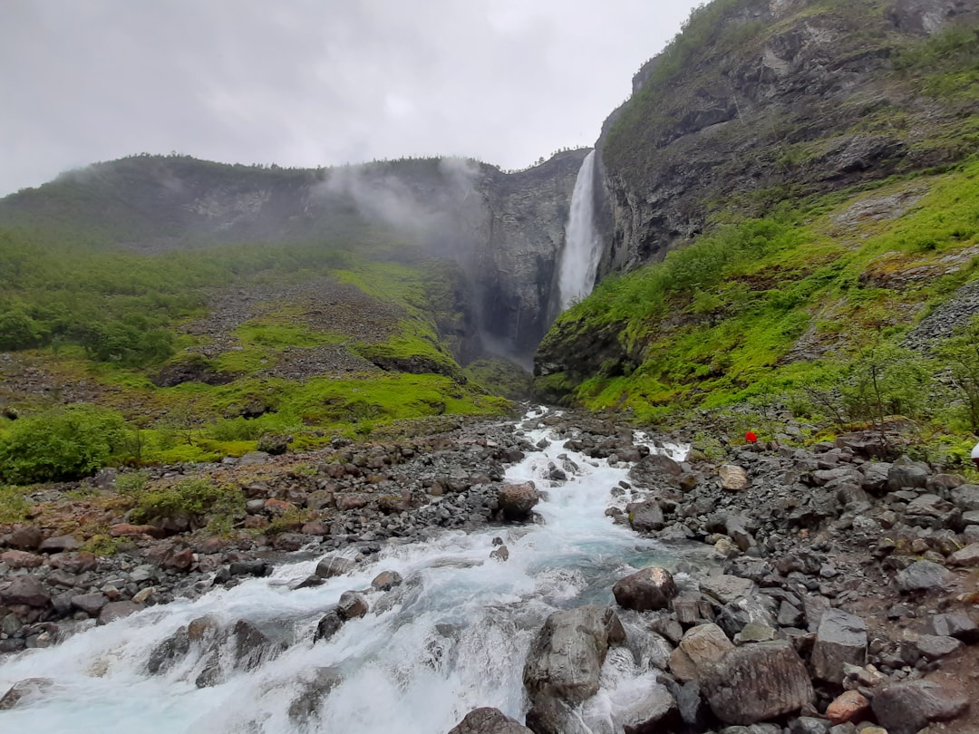 Découvrez Vettisfossen : La Majesté des Cascades Norvégiennes - Utladalsvegen 1 | Secret World Trip Planner