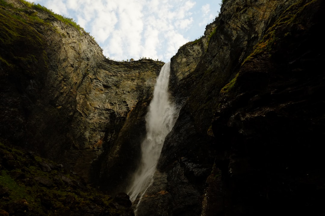 Descubre Vettisfossen: La Grandeza de las Cascadas Noruegas - Utladalsvegen 1 | Secret World Trip Planner