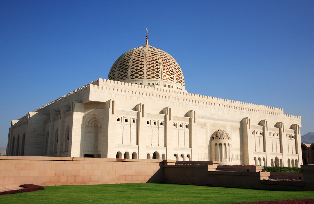 Scopri la Grande Moschea del Sultano Qaboos a Muscat - Muscat | Secret World Trip Planner