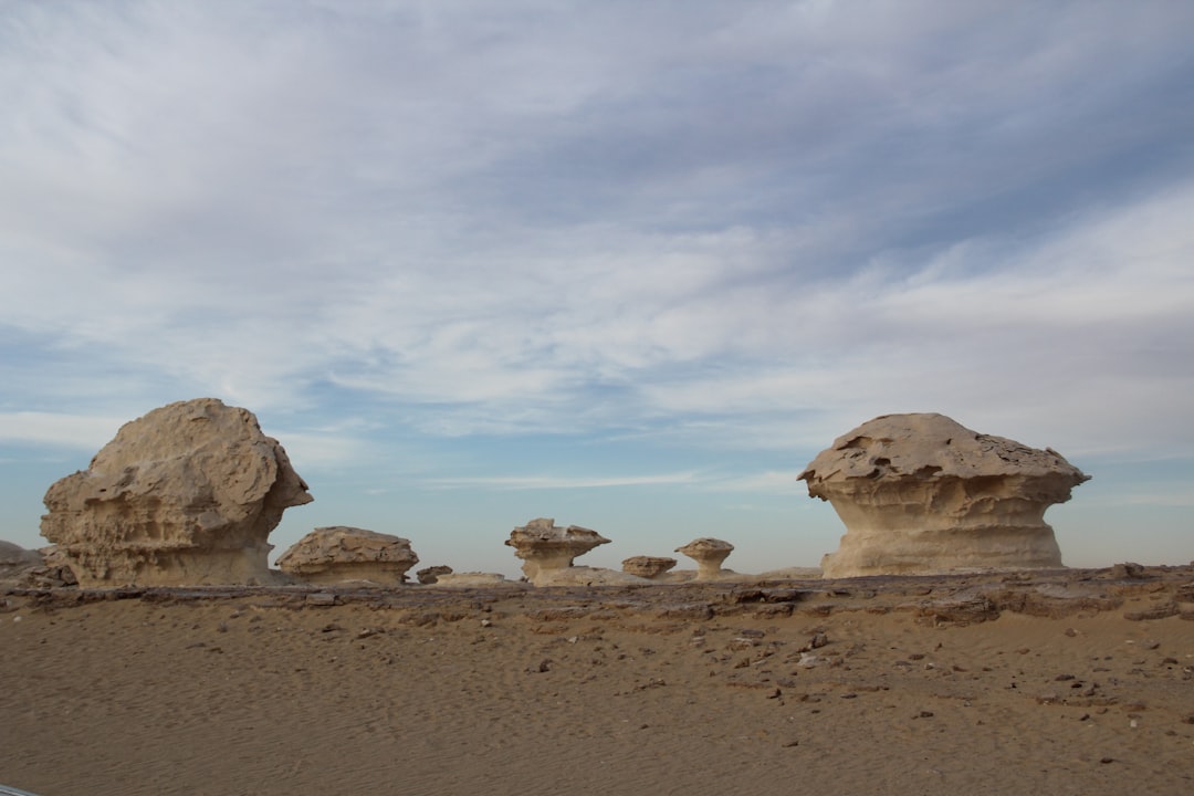 Mushroom Rock: Un Capolavoro della Natura in Egitto | Secret World Trip Planner