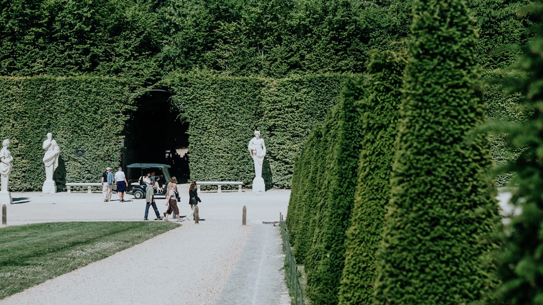 Jardins da Realeza de Versalhes: Um Paraíso Verde - Place d'Armes | Secret World Trip Planner