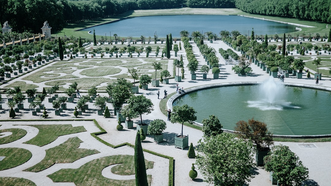 Jardins da Realeza de Versalhes: Um Paraíso Verde - Place d'Armes | Secret World Trip Planner