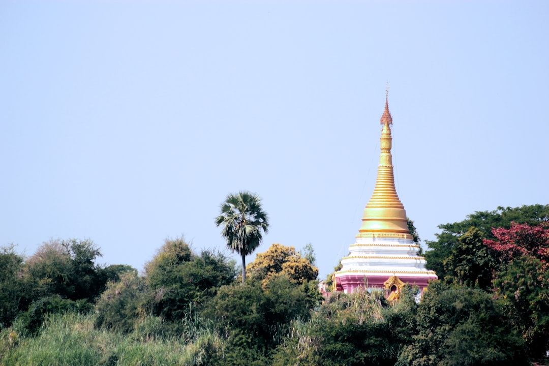Scopri la Kaunghmudaw Pagoda: gioiello culturale del Myanmar - စစ်ကိုင်းမြို့ | Secret World Trip Planner