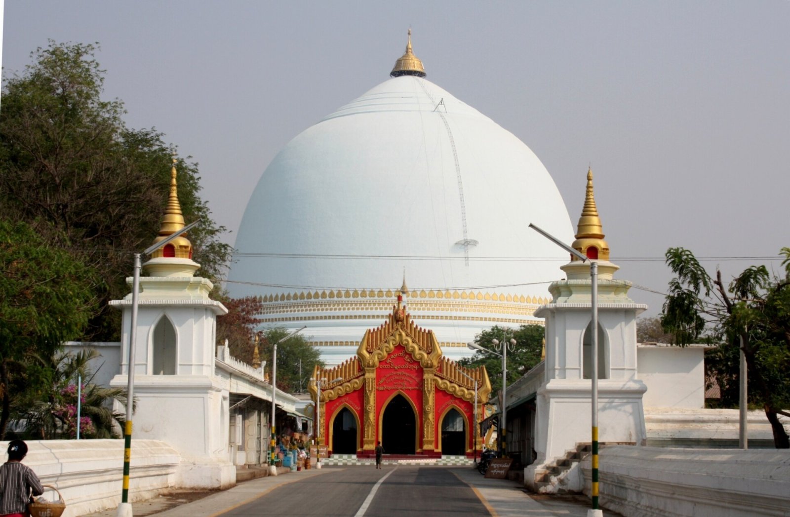 Scopri la Kaunghmudaw Pagoda: gioiello culturale del Myanmar - စစ်ကိုင်းမြို့ | Secret World Trip Planner