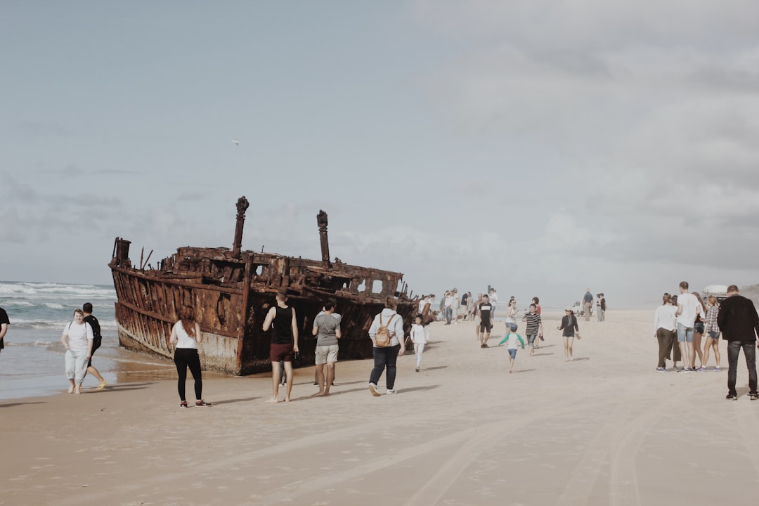 Noah am Strand: Das verborgene Juwel von Dhërmi - Ish Kampi Puntoreve | Secret World Trip Planner