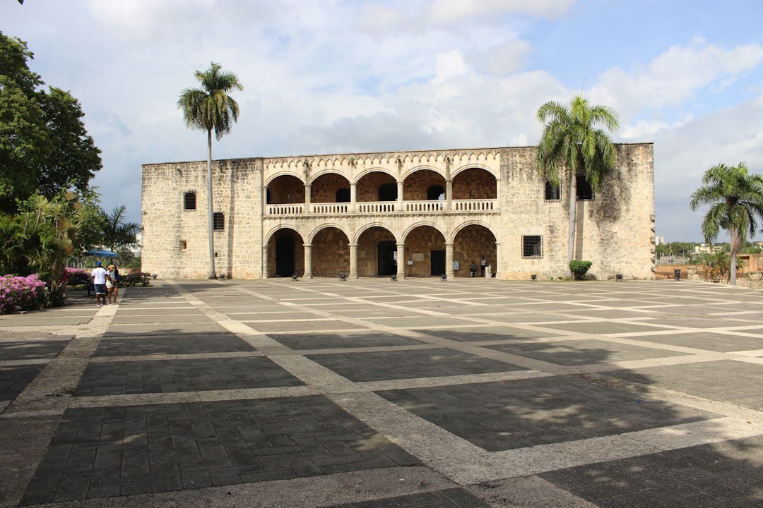 Scopri le meraviglie nascoste di Columbus Park - C. Isabel La Católica | Secret World Trip Planner
