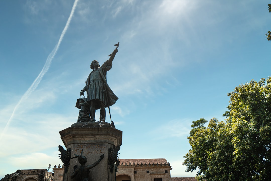 Descubre las maravillas ocultas de Columbus Park - C. Isabel La Católica | Secret World Trip Planner