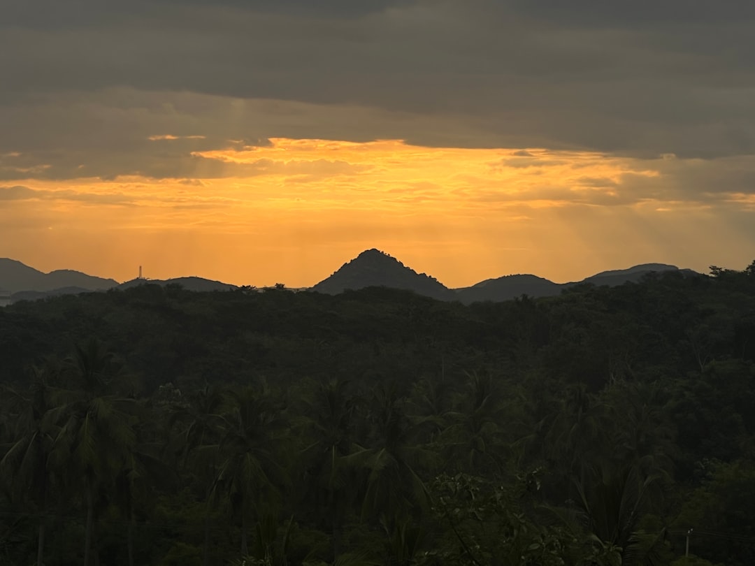 隆波克日出之地的壮丽日落 - East Lombok Regency | Secret World Trip Planner