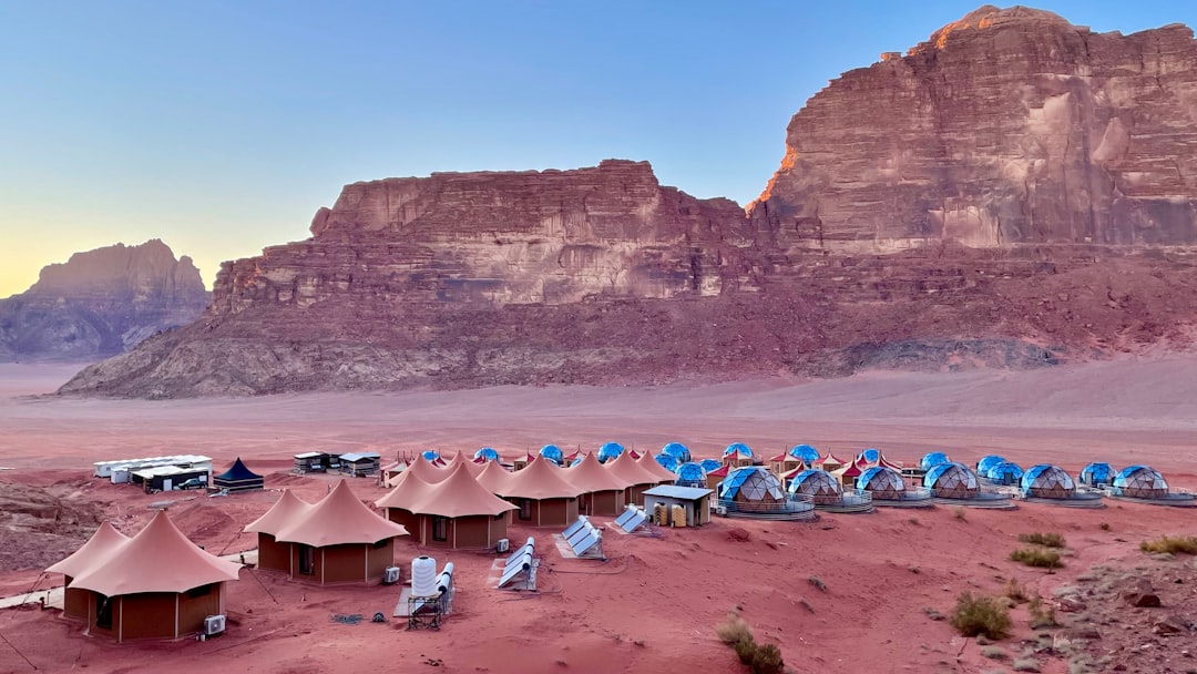 Wadi Rum: il deserto di pietra rossa della Giordania - Wadi Rum Village | Secret World Trip Planner