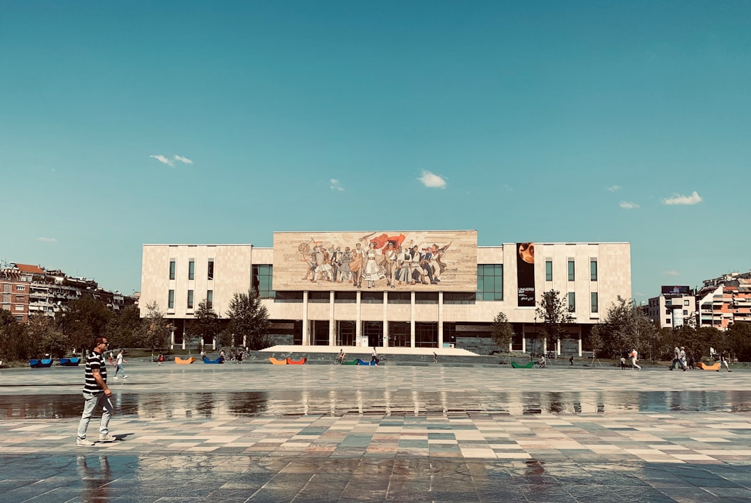ティラナの軍事博物館訪問：歴史の旅 - Tiranë | Secret World Trip Planner