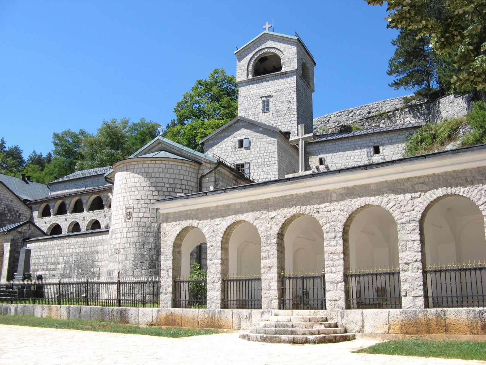 Monastério de Cetinje: uma joia cultural do Montenegro - Cetinje | Secret World Trip Planner